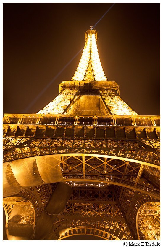 Night-time photo of the famous Eiffel Tower