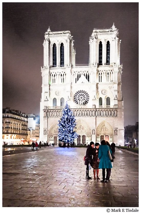Photo of Paris' famous cathedral, Notre Dame, at night