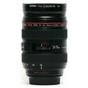 Canon 24-70 mm F2.8 lens side at 70 mm
